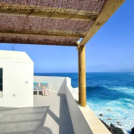 Hébergement de vacances Casa Riva, With Pool Overlooking The Sea