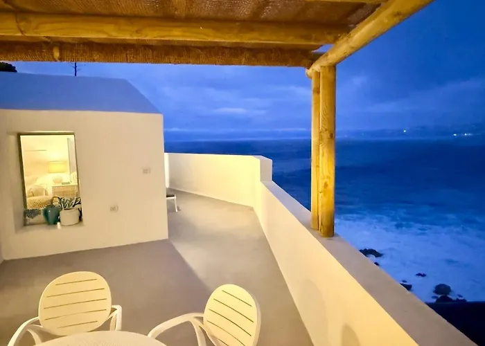 Hébergement de vacances Casa Riva, With Pool Overlooking The Sea