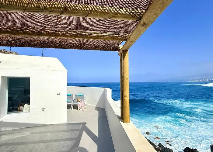 Hébergement de vacances Casa Riva, With Pool Overlooking The Sea